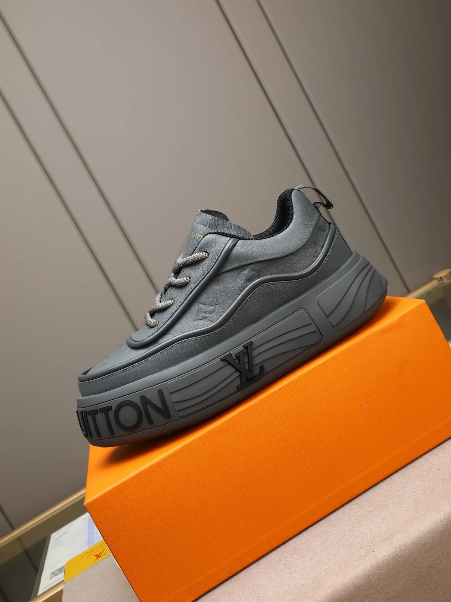 Men's men's shoes 💰560 LV are fashionable and fashionable, and the uppers are made of imported cowhide embossing! Super trendy design! It’s eye-catching! The leather is soft, delicate, shiny and translucent, showing the ultimate in pure handcraftsmanship, and the mesh is soft, comfortable and breathable! Size: 39-44 (38 45 customized)